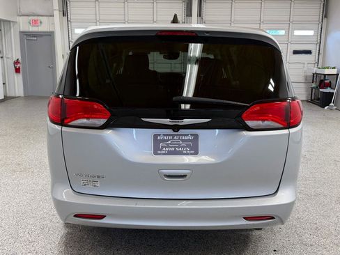 Used 2023 Chrysler Voyager LX FWD image 3