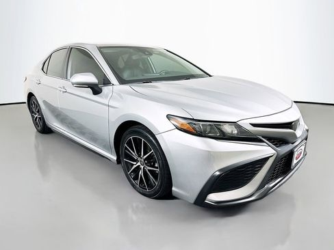Certified 2022 Toyota Camry SE FWD image 3