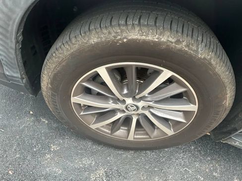 Used 2019 Toyota Highlander XLE AWD/4WD image 6