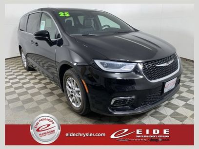 Used 2025 Chrysler Pacifica Select