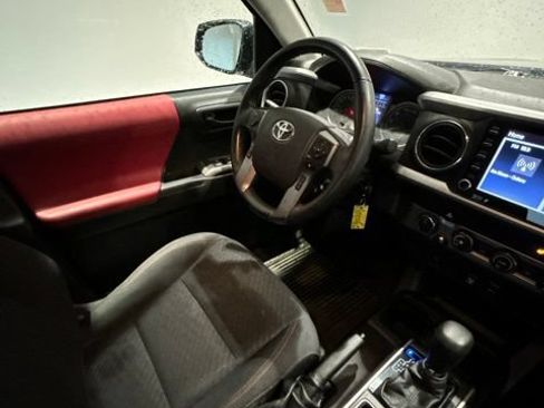 Used 2020 Toyota Tacoma SR5 AWD/4WD image 7