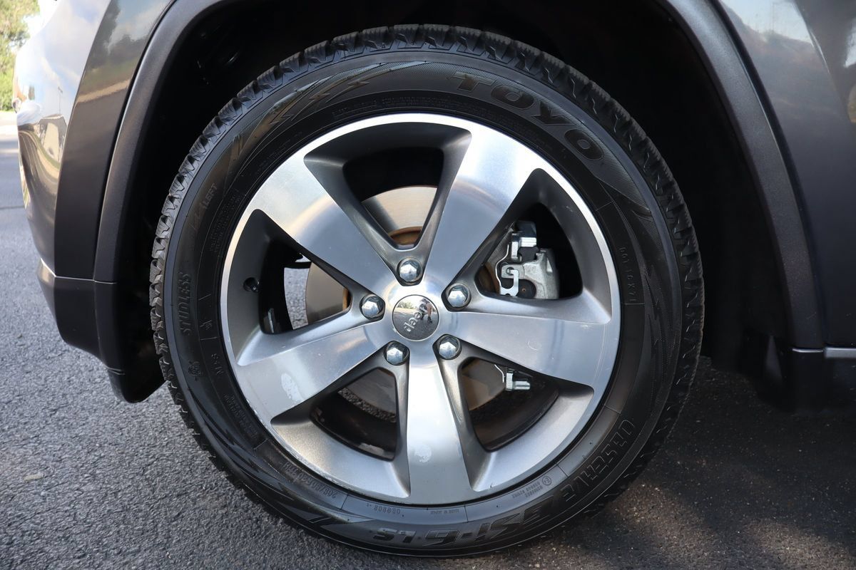 Used 2014 Jeep Grand Cherokee Overland w/ Advanced Technology Group AWD/4WD image 41