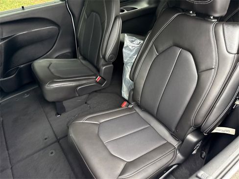 New 2026 Chrysler Pacifica Select image 29