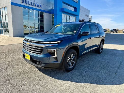 Used 2025 Chevrolet Traverse LT image 8