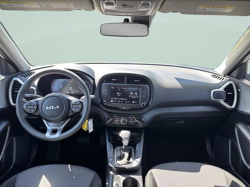 Used 2025 Kia Soul LX w/ LX Technology Package FWD image 17
