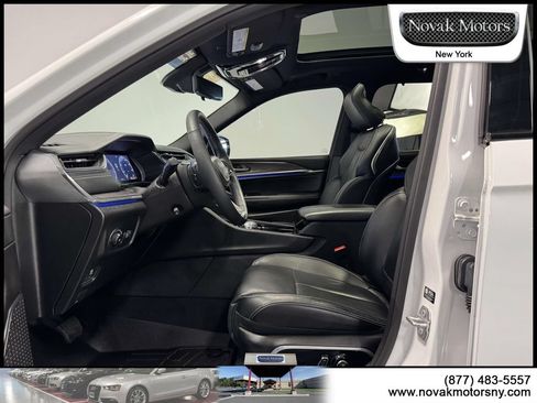 Used 2023 Jeep Grand Cherokee Overland w/ Luxury Tech Group IV AWD/4WD image 18