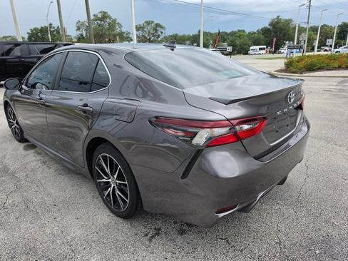 Used 2022 Toyota Camry SE w/ Convenience Package FWD image 3