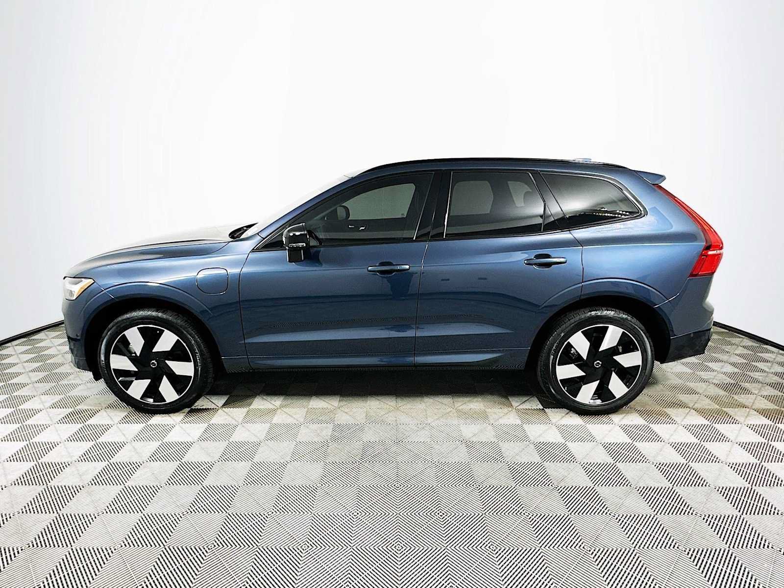 Certified 2025 Volvo XC60 T8 Plus w/ Protection Package Premier AWD/4WD image 4