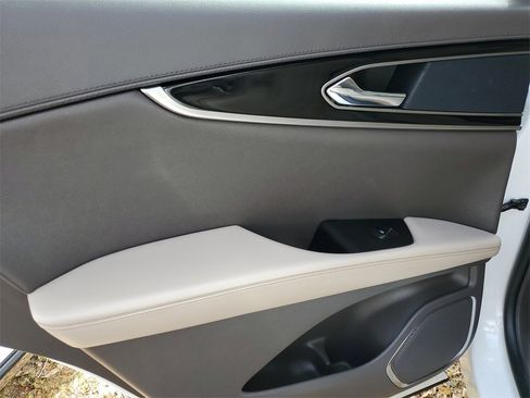 Used 2023 Lincoln Nautilus Reserve image 9