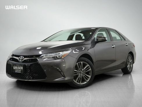Used 2016 Toyota Camry SE image 1