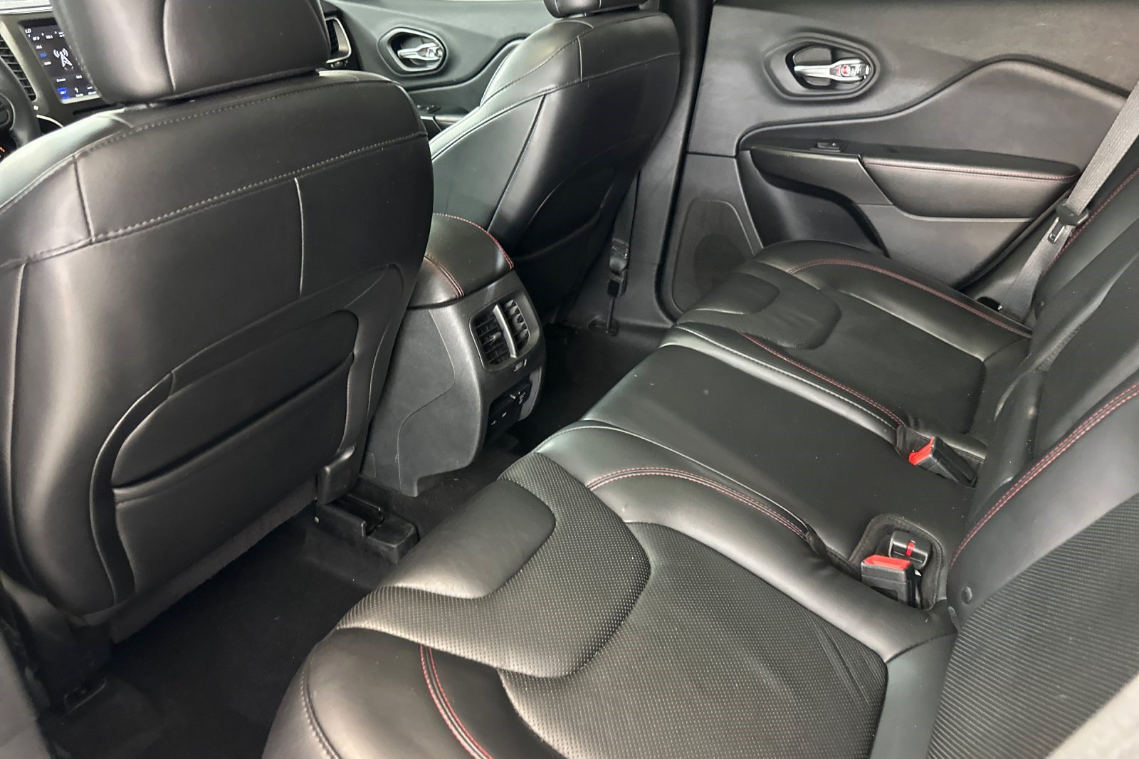 Used 2019 Jeep Cherokee Trailhawk AWD/4WD image 28