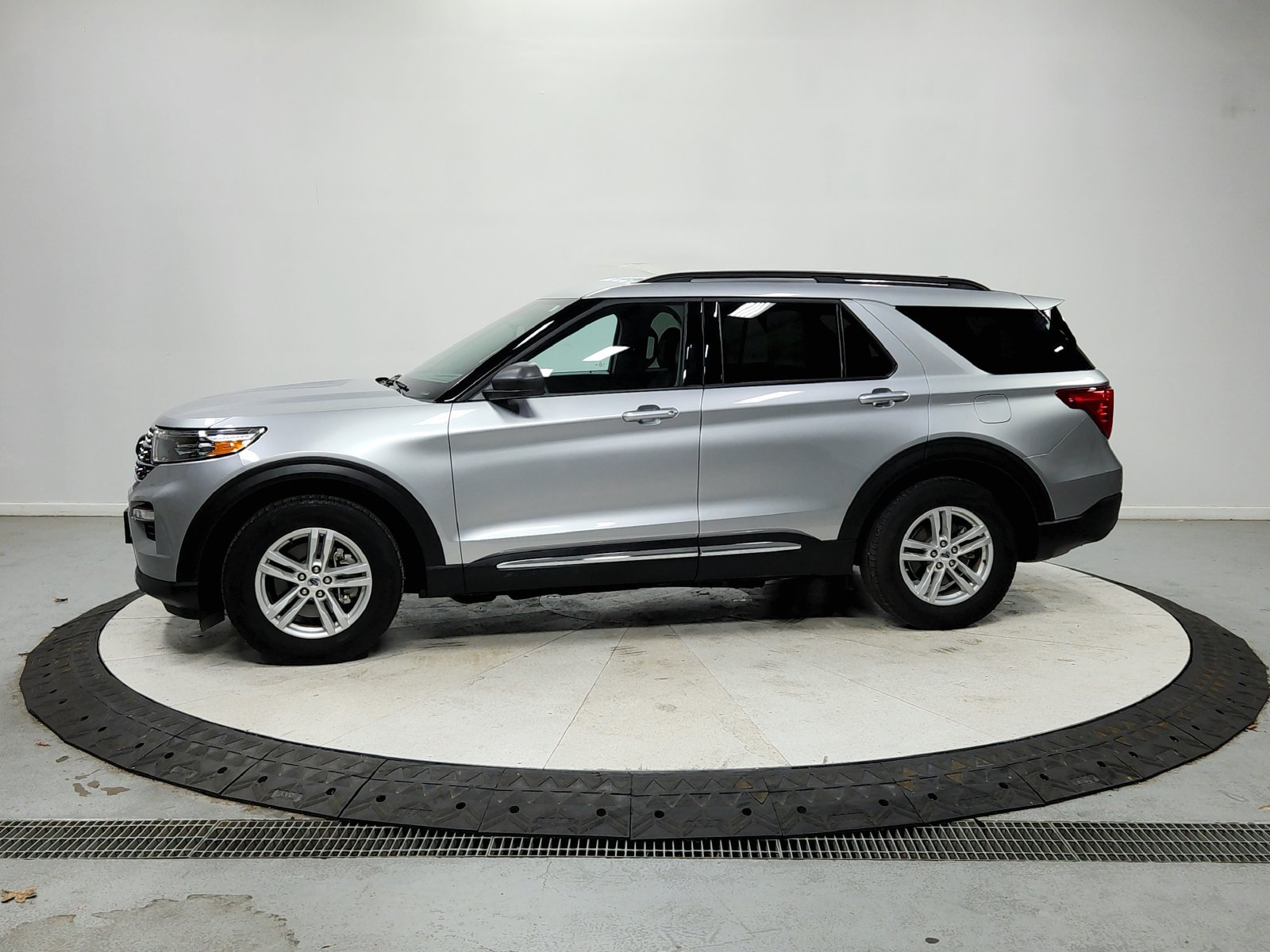 Used 2023 Ford Explorer XLT w/ Equipment Group 202A RWD image 5