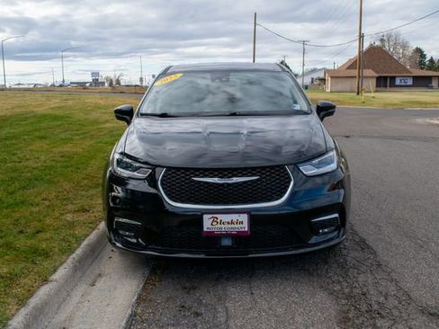 Used 2023 Chrysler Pacifica Touring-L image 2