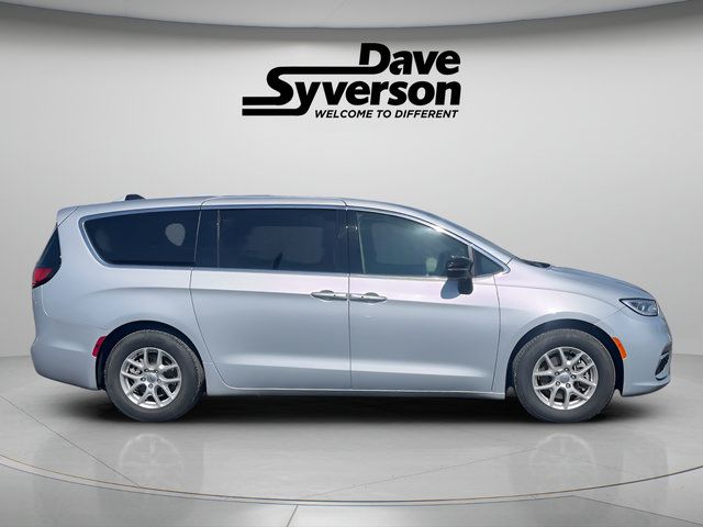 Used 2024 Chrysler Pacifica Touring-L FWD image 6