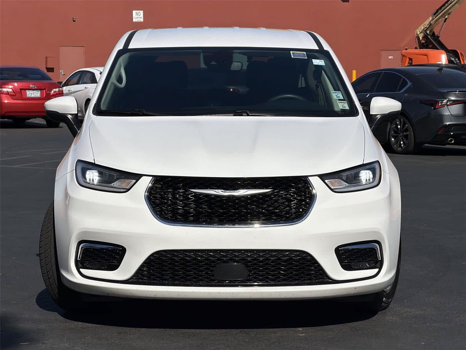 Used 2023 Chrysler Pacifica Touring-L FWD image 7