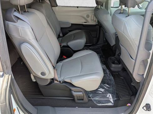 Certified 2022 Toyota Sienna XLE w/ XLE Plus Package FWD image 21