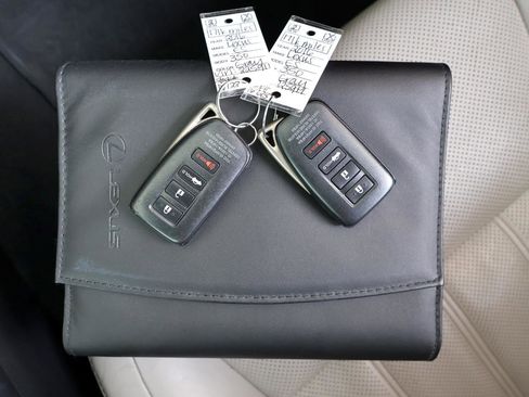 Used 2016 Lexus ES 350 w/ Luxury Package w/Wood Trim image 28