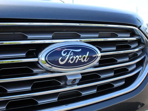 Used 2019 Ford Edge Titanium w/ Equipment Group 301A image 9