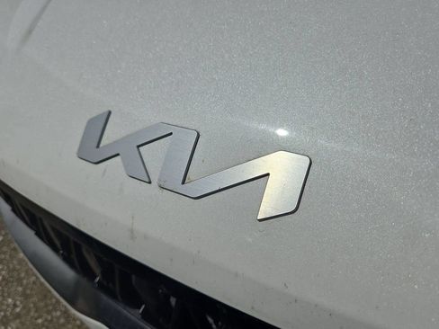 Used 2025 Kia Carnival FWD image 6