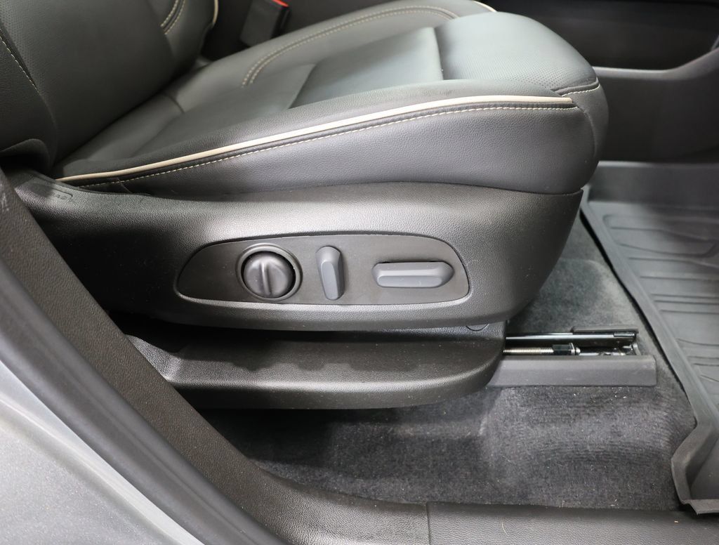 Used 2023 Chevrolet Traverse Premier AWD/4WD image 22