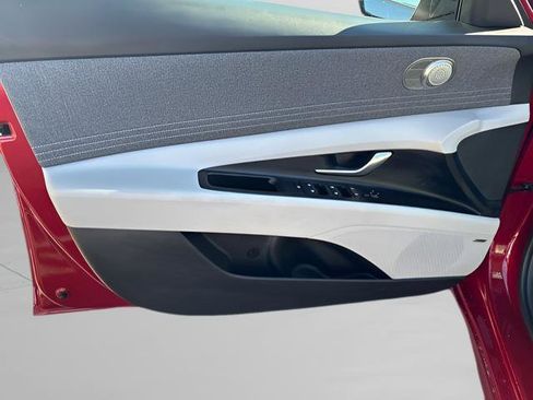 Certified 2025 Hyundai Elantra Limited image 13