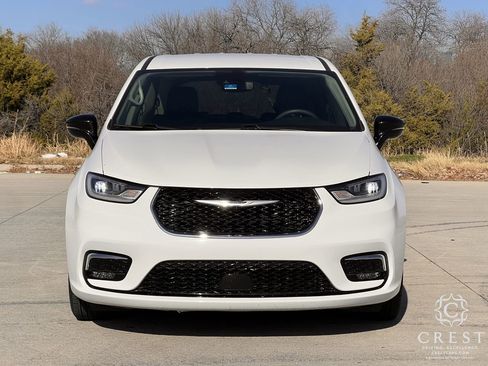 Used 2024 Chrysler Pacifica Touring-L image 9