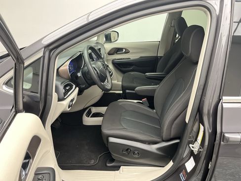 Used 2023 Chrysler Voyager LX image 3