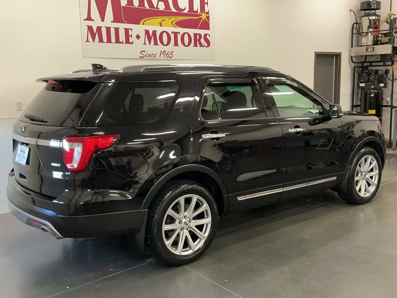 Used 2017 Ford Explorer Limited w/ Equipment Group 303A AWD/4WD image 7