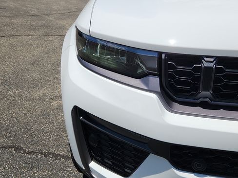 New 2026 Jeep Grand Cherokee Limited AWD/4WD image 9