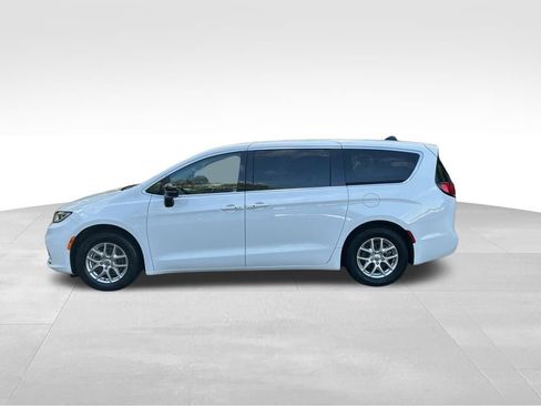 Used 2024 Chrysler Pacifica Touring-L FWD image 2
