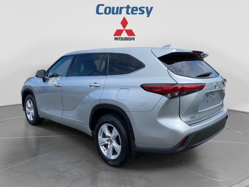 Used 2021 Toyota Highlander L AWD/4WD image 3