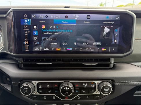 Used 2025 Jeep Gladiator Mojave AWD/4WD image 17