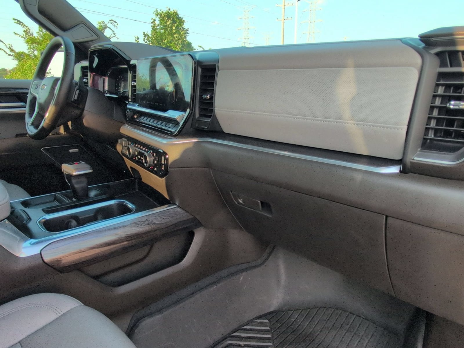 Used 2025 Chevrolet Silverado 1500 LTZ w/ Z71 Off-Road Package AWD/4WD image 31