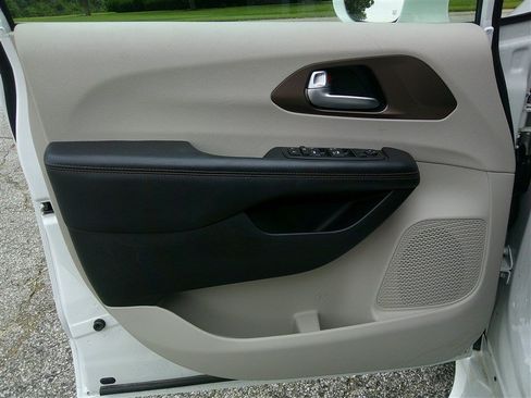 Used 2018 Chrysler Pacifica Touring Plus FWD image 9