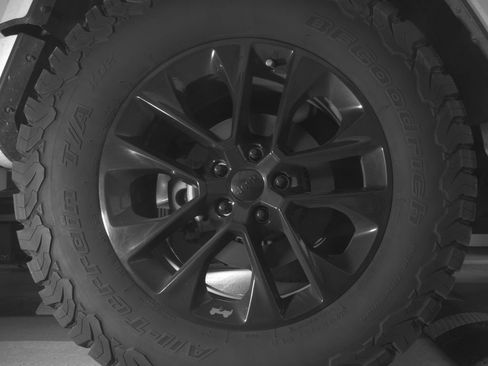 Used 2023 Jeep Wrangler Unlimited Sahara AWD/4WD image 15