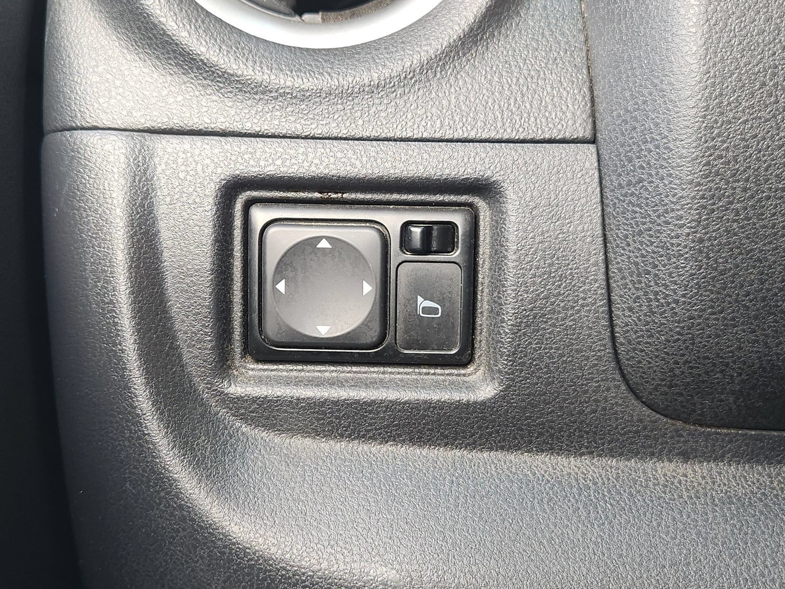 Used 2014 Nissan Versa SV FWD image 19