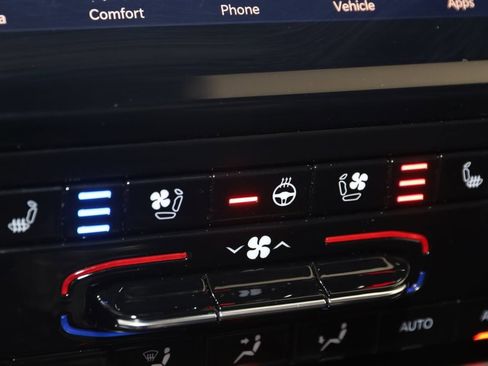 Used 2024 Jeep Grand Cherokee Overland w/ Luxury Tech Group IV image 8