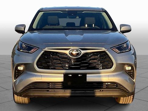 Used 2022 Toyota Highlander LE FWD image 4