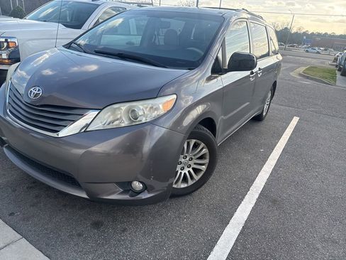 Used 2013 Toyota Sienna XLE image 1