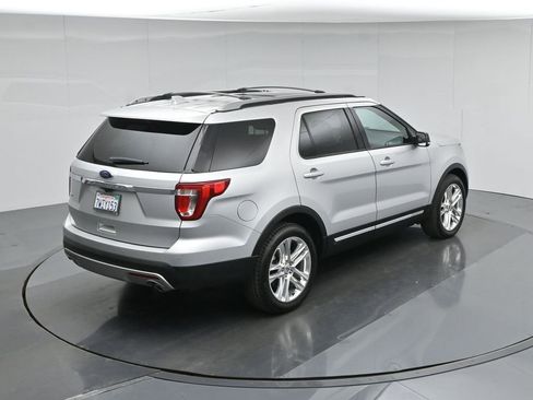 Used 2017 Ford Explorer XLT w/ Equipment Group 202A FWD image 39
