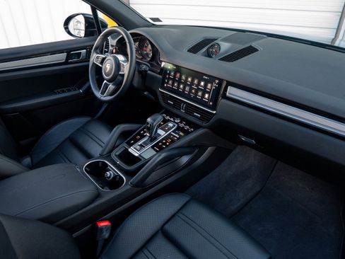 Certified 2023 Porsche Cayenne Platinum Edition image 29