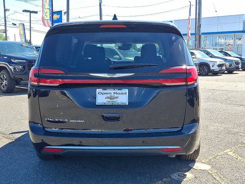 Used 2024 Chrysler Pacifica Touring-L FWD image 6