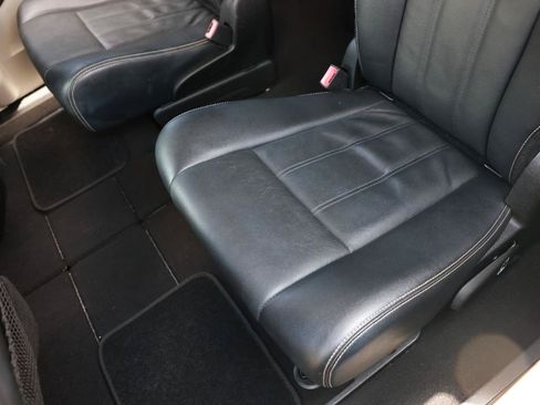 Used 2013 Chrysler Town & Country Touring FWD image 10