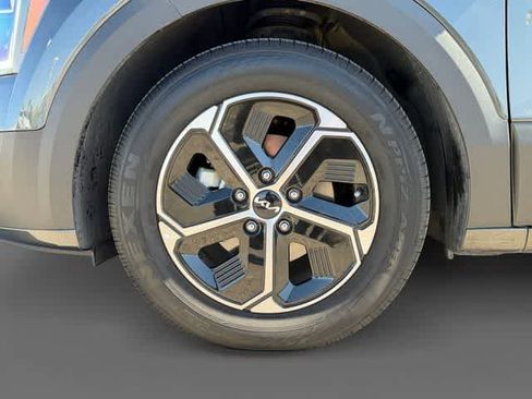 Used 2023 Kia Niro EX image 9