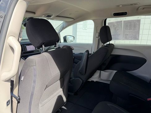 Used 2023 Chrysler Voyager LX image 16