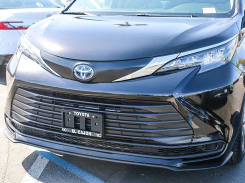 Certified 2024 Toyota Sienna LE image 18