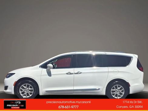 Used 2020 Chrysler Pacifica Touring-L FWD image 3