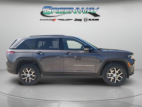 Used 2025 Jeep Grand Cherokee Limited RWD image 4