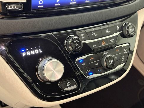 Used 2023 Chrysler Pacifica Touring-L FWD image 40