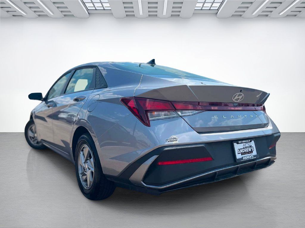 Used 2026 Hyundai Elantra SE FWD image 5